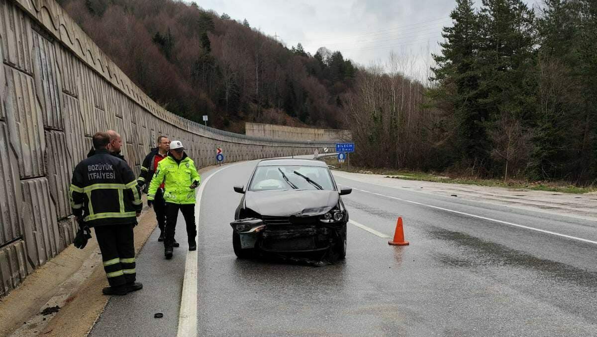 Bursa’da trafik kazası: Otomobil istinat duvarına çarptı