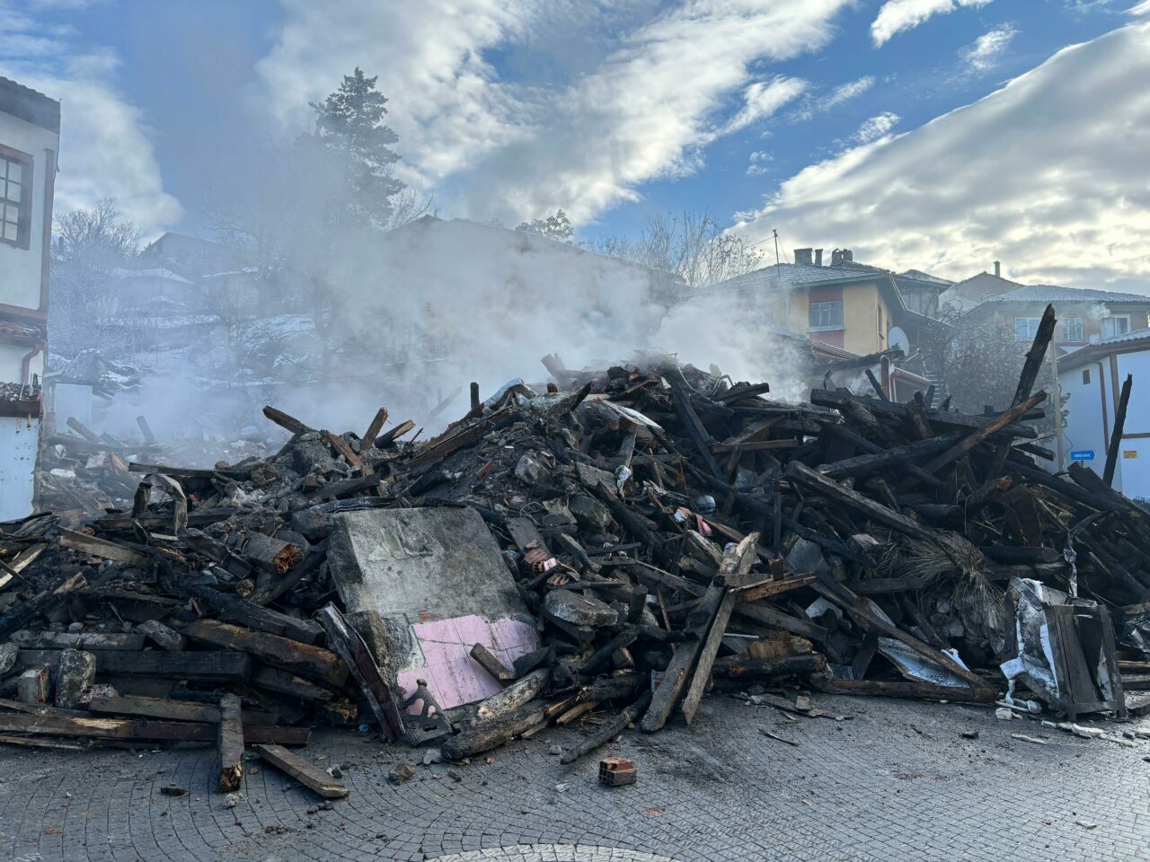 Çankırı’da tarihi konak yangında kullanılamaz hale geldi Çankırı’da tarihi konak yangında kullanılamaz hale geldi
