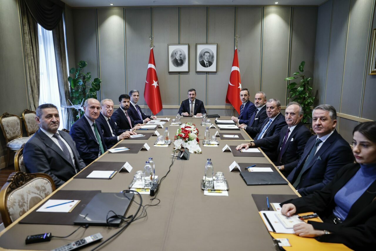 Cumhurbaşkanı Yardımcısı Yılmaz, İsveç Süryani toplum temsilcileriyle görüştü Cumhurbaşkanı Yardımcısı Yılmaz, İsveç Süryani toplum temsilcileriyle görüştü