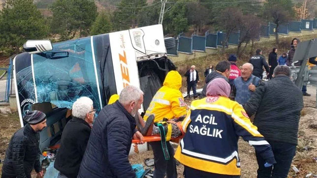 Yolcu otobüsü devrildi: 1 ölü, çok sayıda yaralı var! Yolcu otobüsü devrildi: 1 ölü, çok sayıda yaralı var!