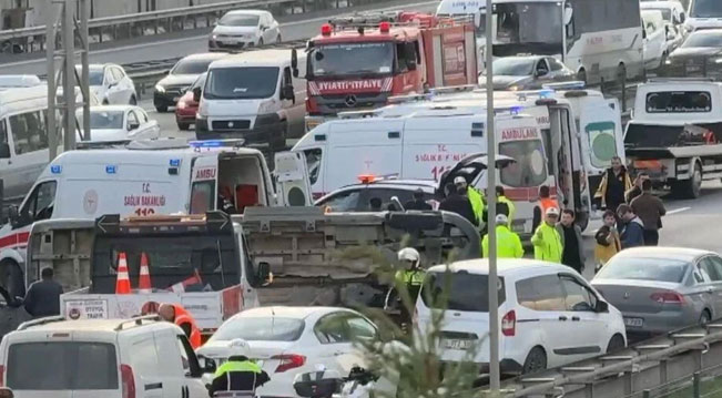 Öğrenci servisi devrildi! Ekipler olay yerinde Öğrenci servisi devrildi! Ekipler olay yerinde