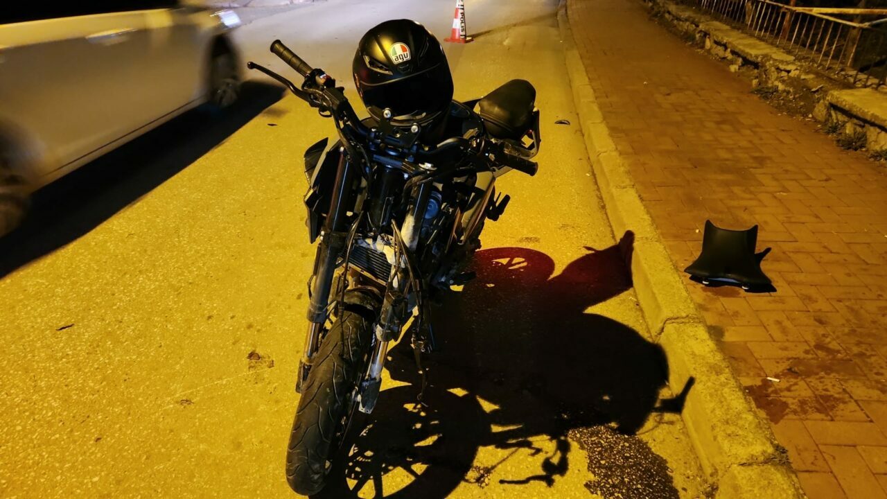 Elektrik direğine çarpan motosikletli genç öldü
