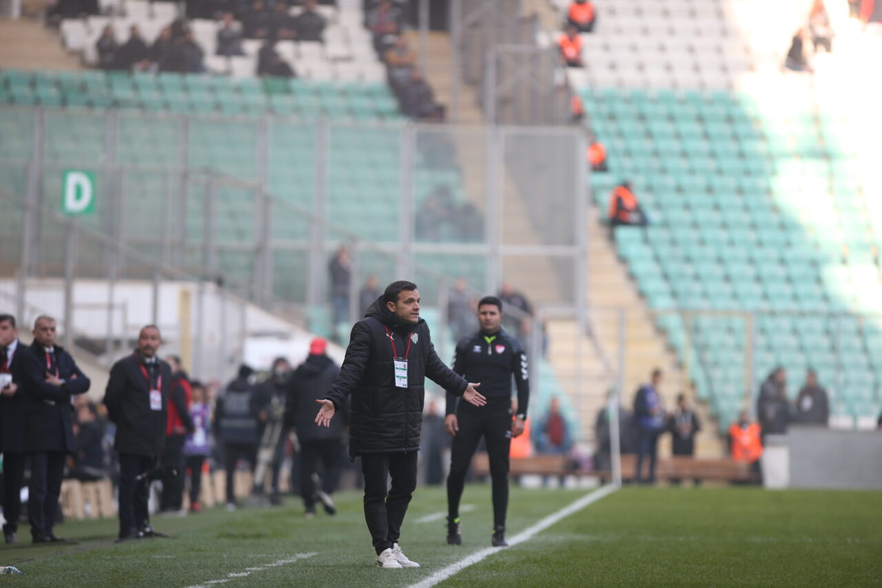 Bursaspor’un hocası Batalla’dan Karşıyaka beraberliği sonrası flaş açıklamalar