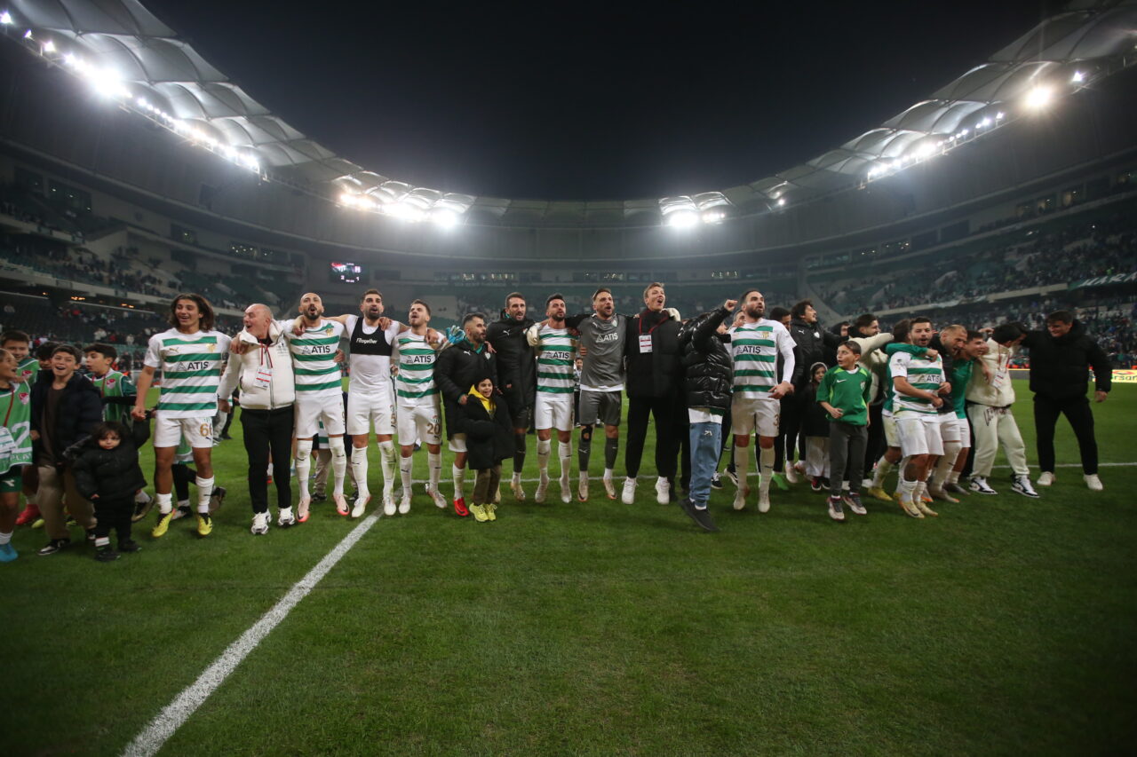 Bursaspor kaptanından takıma tarihi sözler; ‘Türkiye’nin gözleri önünde…’