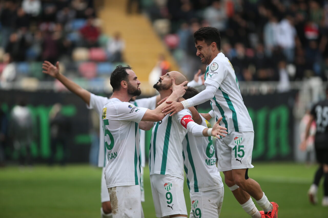 Bursaspor’dan bir ilk! Timsah İzmir’de gol oldu yağdı