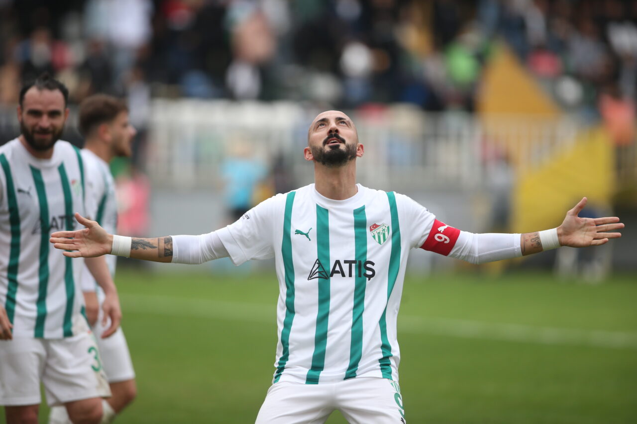 Bursaspor puan farkını iyice açtı! Karşıyaka’ya son dakika şoku…