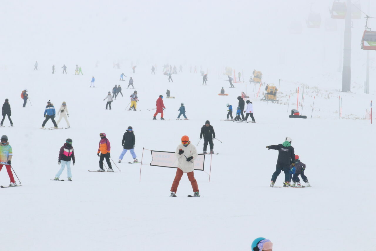 Erciyes Kayak Merkezi’nde hafta sonu yoğunluğu yaşandı