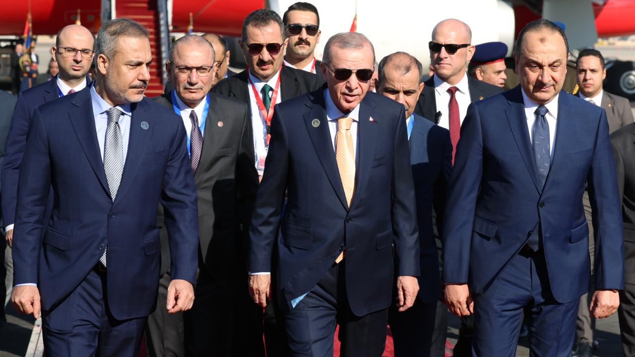 Cumhurbaşkanı Erdoğan’dan Mısır’da Suriye mesajı Cumhurbaşkanı Erdoğan’dan Mısır’da Suriye mesajı