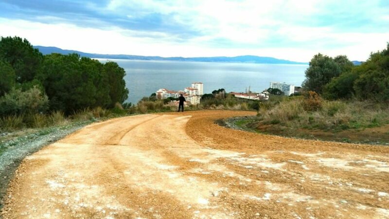 Bursa’nın bu ilçesine yeni yollar Bursa’nın Gemlik ilçesinde 35 mahallede arazi yollarındaki düzenleme faaliyetleri sürüyor.