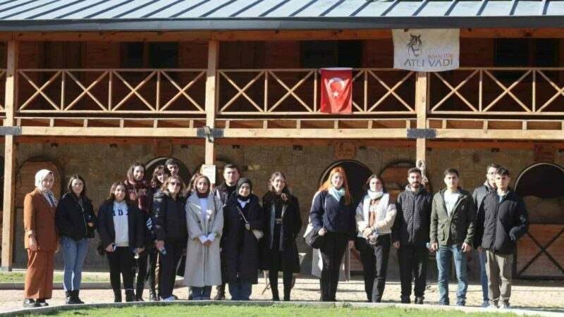 Bursa’yı gezerek tanıyorlar Bursa Büyükşehir Belediyesi, ‘Gençlik Bursa’da Yollarda’ projesi kapsamında gençlere Bursa’yı