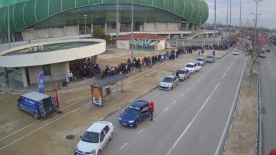 Bursaspor için kuyruğa giren taraftarlara sürpriz jest