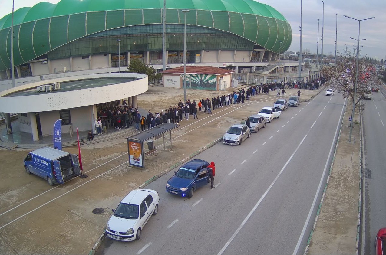 Bursaspor için kuyruğa giren taraftarlara sürpriz jest