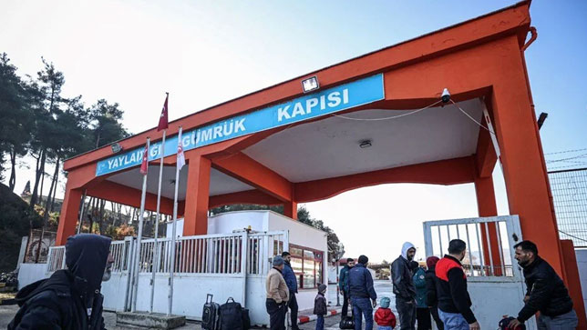 Suriyelilerin dönüşü için bakanlıktan yeni adım: Gümrüklere genelge Suriyelilerin dönüşü için bakanlıktan yeni adım: Gümrüklere genelge