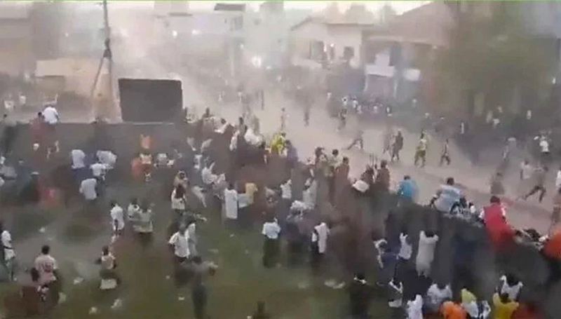 Hakeme sinirlenen taraftarlar sahaya indi: En az 56 kişi öldü Hakeme sinirlenen taraftarlar sahaya indi: En az 56 kişi öldü