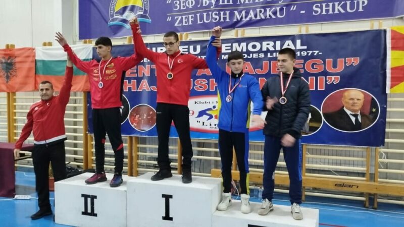 Büyükşehirli güreşçilerden Makedonya’da 2 madalya Makedonya'da düzenlenen Uluslararası Güreş Turnuvası'nda Bursa Büyükşehir Belediyesporlu güreşçiler 2