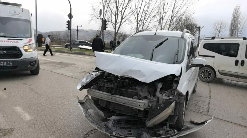 Bursa'nın İnegöl ilçesinde hafif ticari araçla otomobilin çarpıştığı kazada 1'i
