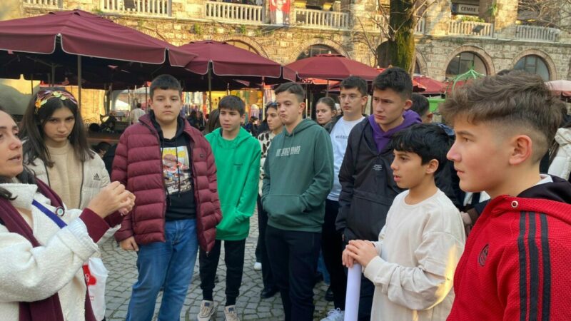 Bursa'nın Harmancık ilçesindeki Şehit Emre Sevinç Çok Programlı Lisesi öğrencilerine