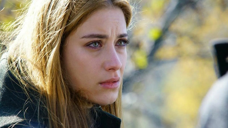 Hazal Kaya: Ağır bir yas sürecinden geçiyorum Bir süredir ekranlardan uzak olan Hazal Kaya, 10 yıl önce