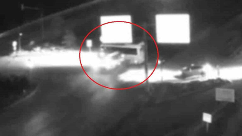 Bursa’da servislerin kazası kamerada Bursa’nın Orhangazi ilçesinde gece yarısı meydana gelen ve iki işçi