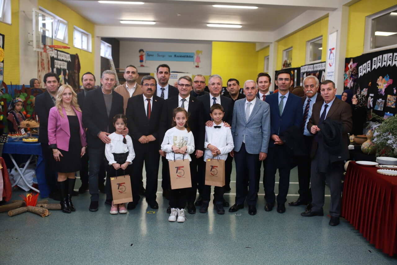 Bursa Hasan Öztimur 75. Yıl İlkokulu’nda ‘Yerli Malı’ coşkusu Bursa Hasan Öztimur 75. Yıl İlkokulu’nda ‘Yerli Malı’ coşkusu