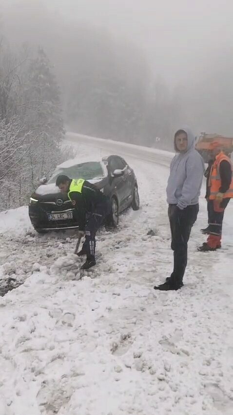 Bursa’nın o ilçesi kara teslim! Sürücüler zor anlar yaşadı