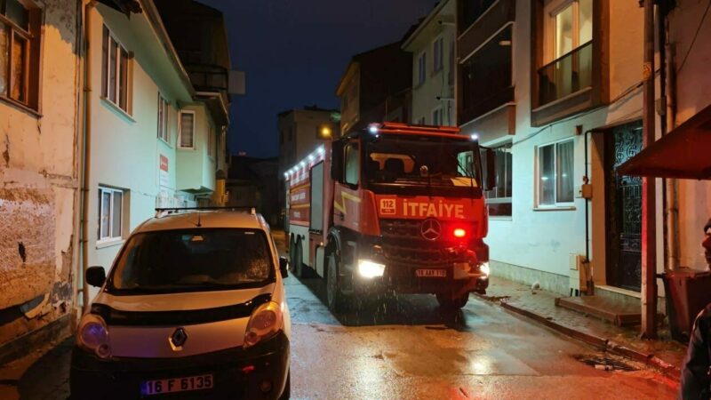 Bursa'nın İnegöl ilçesinde ahşap evde çıkan yangın, itfaiye ekiplerinin müdahalesiyle