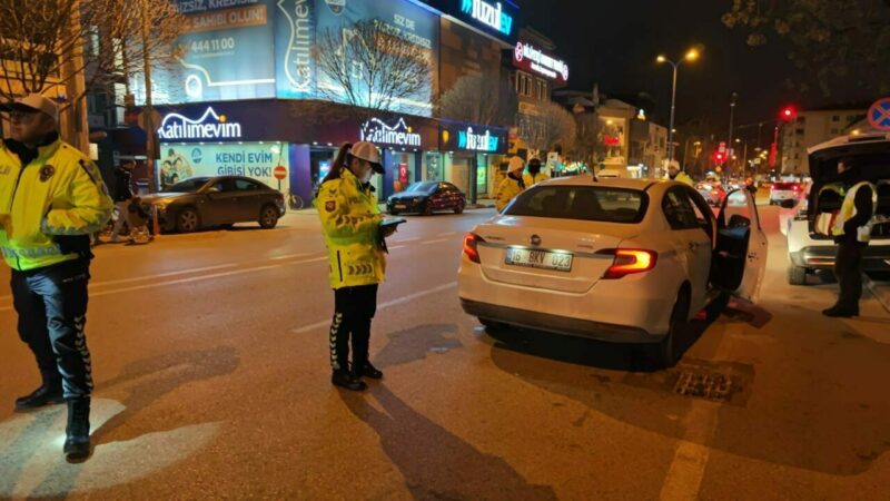 Bursa'nın İnegöl ilçesinde, trafik ekipleri yaptığı uygulamada araçları denetledi.