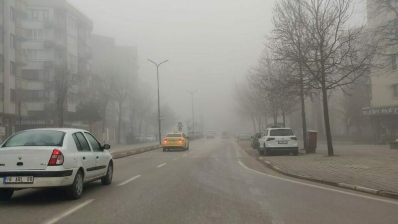 Bursa'nın İnegöl ilçesinde sabah saatlerinde yoğun sis etkili oldu.