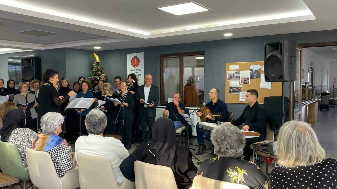 izzet sadi sayarel huzurevi sakinlerine muzik ziyafeti 84ff7a36e310