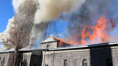 Tarihi mekanda korkutan yangın!