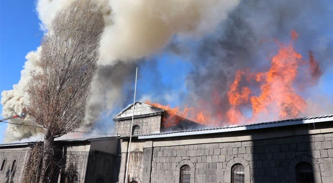 Tarihi mekanda korkutan yangın! Tarihi mekanda korkutan yangın!