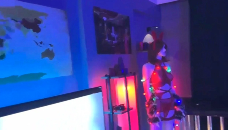 Eve parti baskını: Kafes ve kırbaçlar çıktı Eve parti baskını: Kafes ve kırbaçlar çıktı