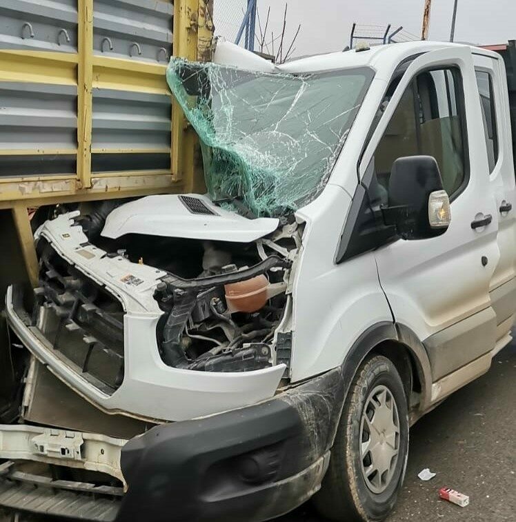 Kamyonet TIR’ın dorsesine çarptı: 1 yaralı