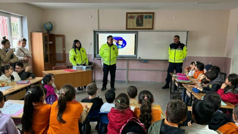 Karacabey’de öğrencilere trafik semineri Karacabey İlçe Jandarma Komutanlığı Trafik Ekipleri ile Karacabey Bölge Trafik