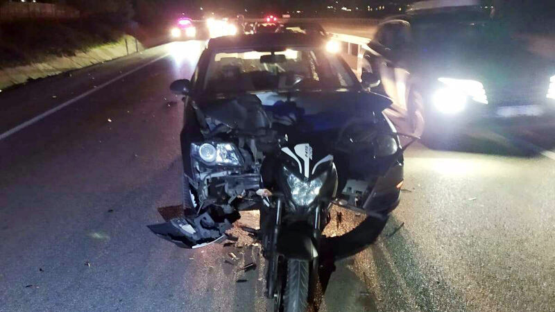Bursa Karacabey’de otomobil motosiklete çarptı Bursa’nın Karacabey ilçesinde otomobili motosiklete çarpmasıyla meydana gelen trafik kazasında