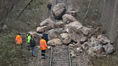 Faciadan dönüldü! Dağdan kopan kayalar demiryoluna düştü