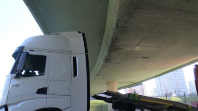 Üstgeçiden takılan TIR trafiği felç etti