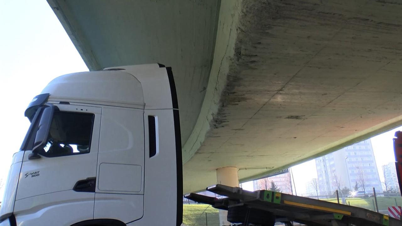 Üstgeçiden takılan TIR trafiği felç etti Üstgeçiden takılan TIR trafiği felç etti