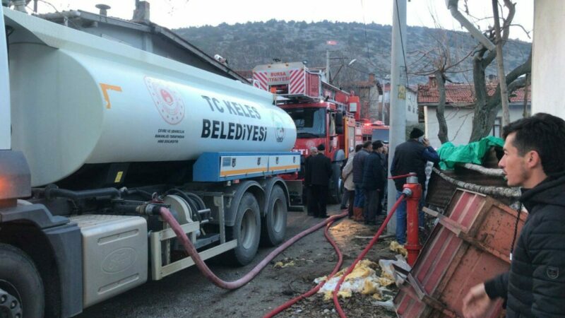 Bursa'nın Keles ilçesinde bir evde çıkan yangın, hasara yol açtı.
