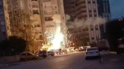 Korku dolu anlar! Elektrik telleri bomba gibi patladı