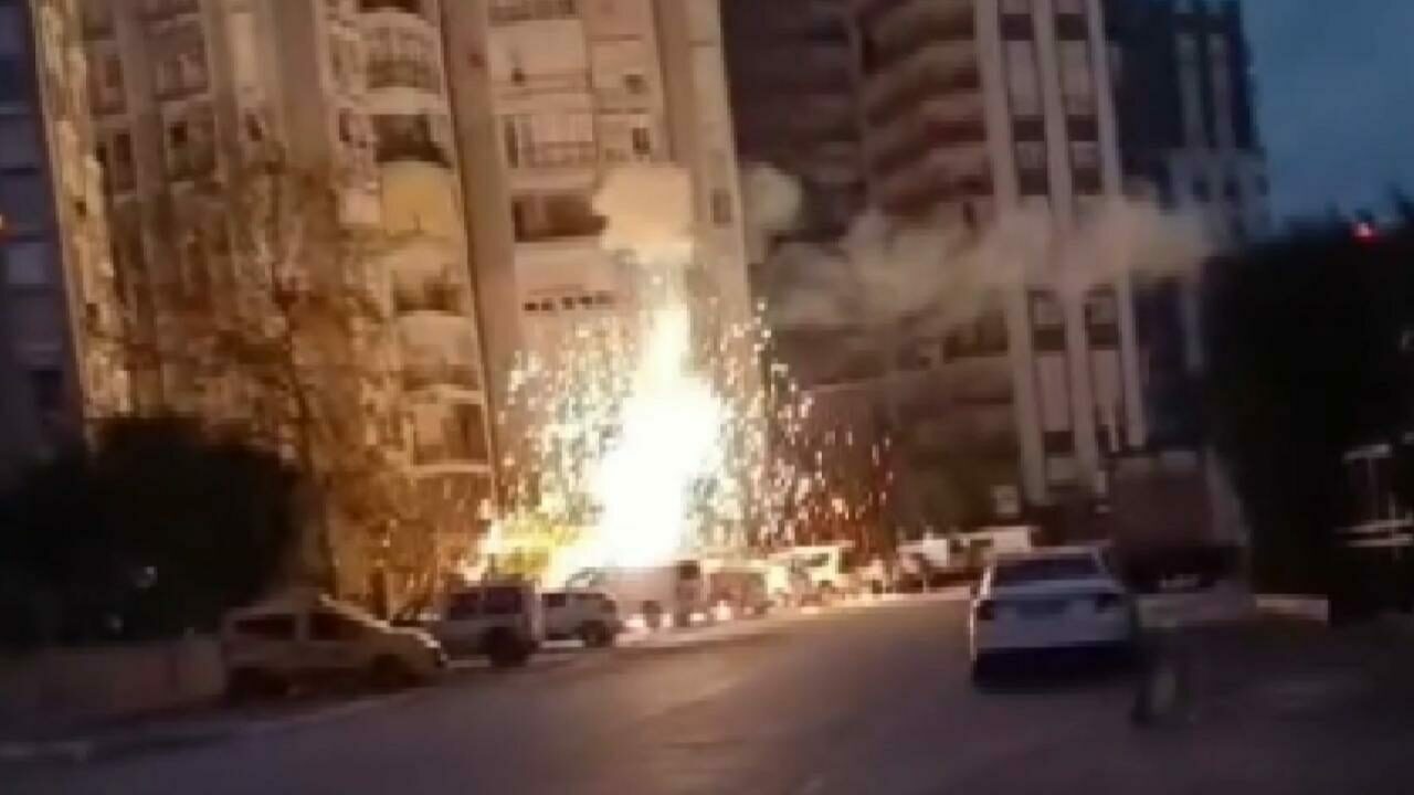 Korku dolu anlar! Elektrik telleri bomba gibi patladı Korku dolu anlar! Elektrik telleri bomba gibi patladı