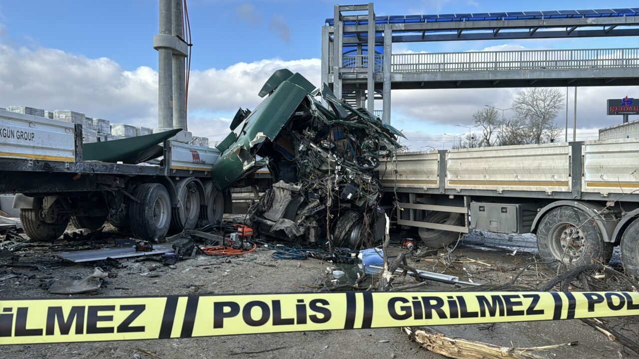 Korkunç kaza: 1 ölü, 1 yaralı Korkunç kaza: 1 ölü, 1 yaralı