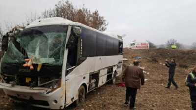 İşçileri taşıyan midibüs şarampole savruldu: Ölü ve yaralılar var