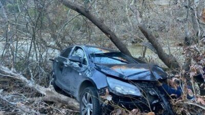 Şarampole düşen otomobildeki 3 kişi yaralandı