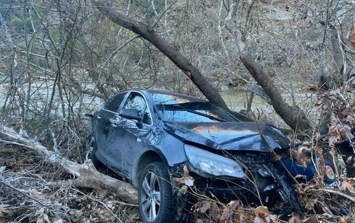 Manisa'nın Salihli ilçesinde otomobilin şarampole düşmesiyle yaralanan 3 kişi hastaneye