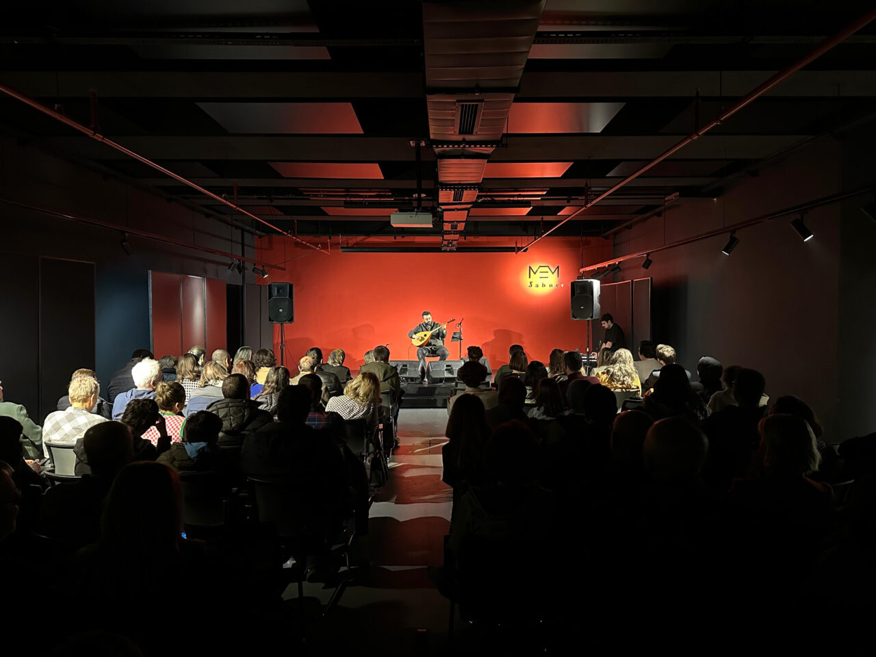 MEM Sahne’de yılın son konserini Karademir verdi