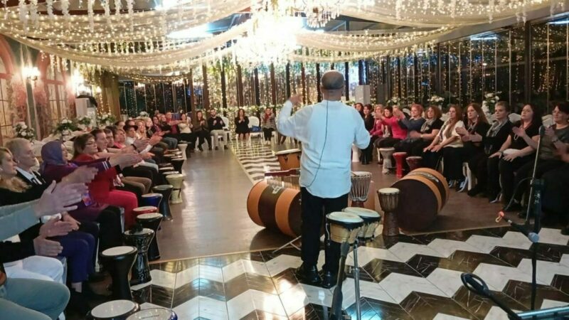 Bursa'nın Mudanya ilçesinde düzenlenen Düm KA Ritim Topluluğu'nun etkinliği ilgi