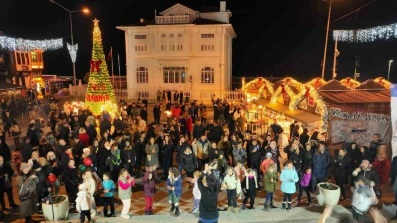 Bursa Mudanya’da yeni yıl coşkusu Mudanya Belediyesi yeni yıl coşkusunu Mütareke Meydanı’nda kurulan “Yeni Yıl