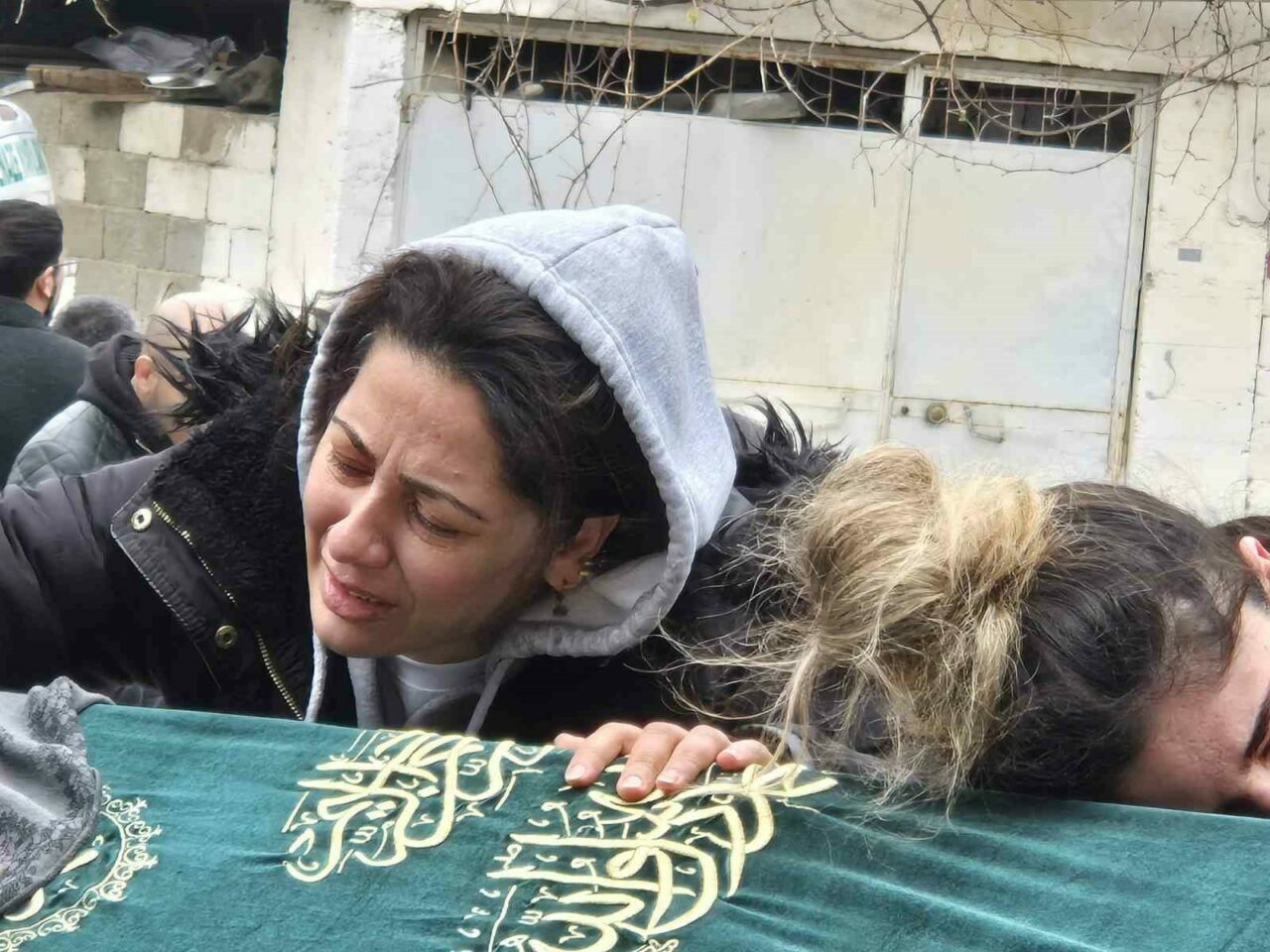 Patlamada ölen kadın toprağa verildi, aileyi Bakan Memişoğlu teselli etti Patlamada ölen kadın toprağa verildi, aileyi Bakan Memişoğlu teselli etti