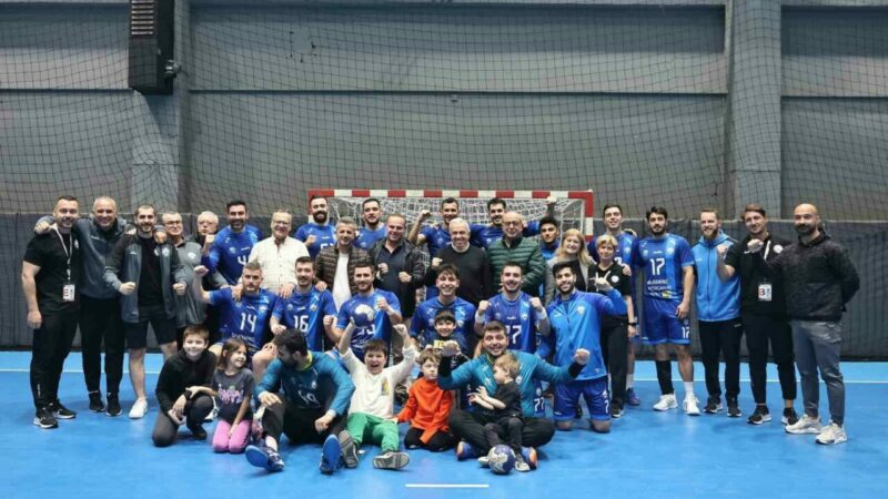 Nilüfer Belediyespor’dan evinde farklı galibiyet Nilüfer Belediyespor Erkek Hentbol Takımı, evinde ağırladığı İzmir Büyükşehir Belediyespor’u